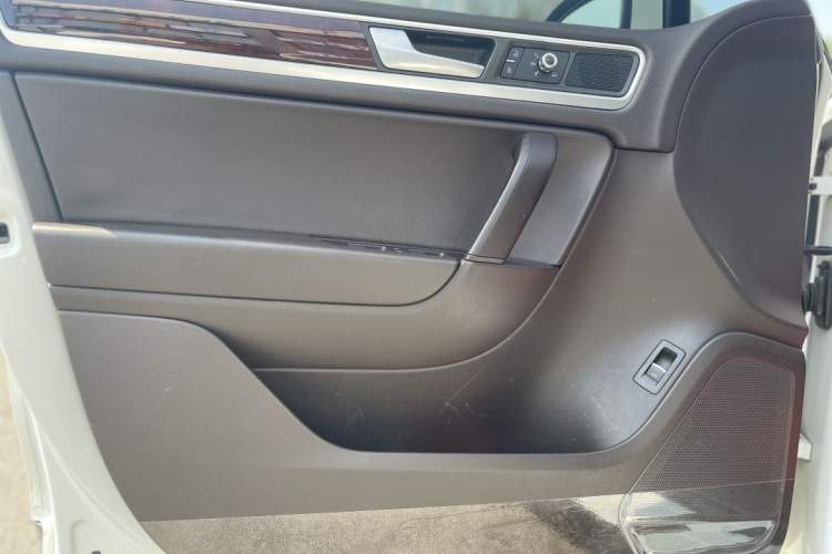 Used Volkswagen Touareg 2011 3.0 TSI Comfort Version Interior 9