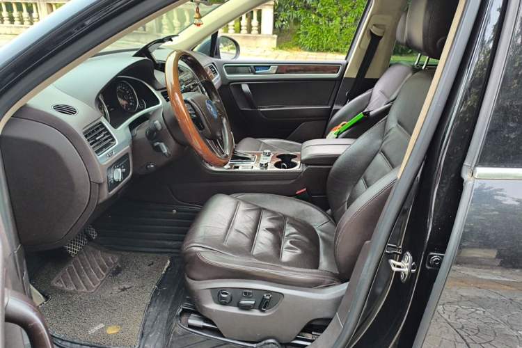 Used Volkswagen Touareg 2011 3.0 TSI High-End Version Left Front Seat