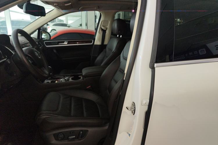 Used Volkswagen Touareg 2011 3.0 TSI Standard Version Left Front Seat