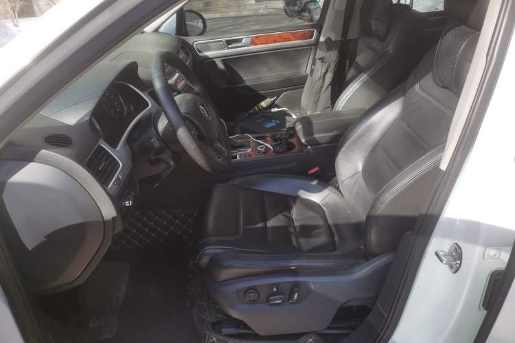 Used Volkswagen Touareg 2011 3.0 TSI Standard Version Left Front Seat