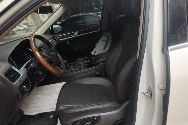 Used Volkswagen Touareg 2011 3.0 TSI High-End Version Left Front Seat