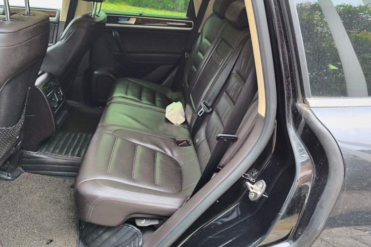 Used Volkswagen Touareg 2011 3.0 TSI High-End Version Left Rear Seat