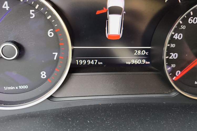 Used Volkswagen Touareg 2011 3.0 TSI High-End Version Odometer Close Up