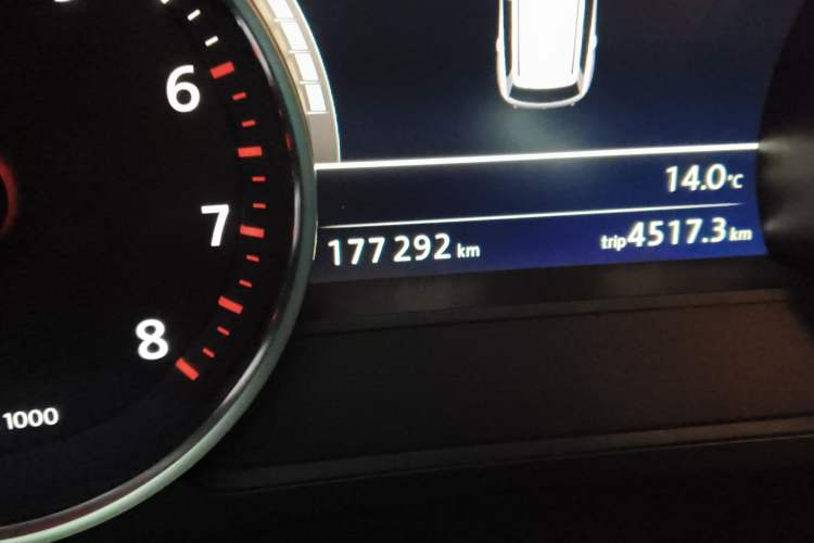 Used Volkswagen Touareg 2011 3.0 TSI Comfort Version Odometer Close Up