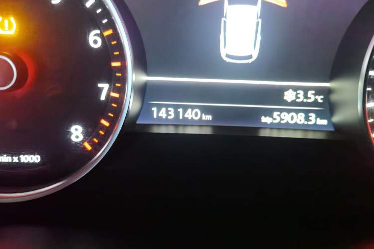 Used Volkswagen Touareg 2011 3.0 TSI Comfort Version Odometer Close Up