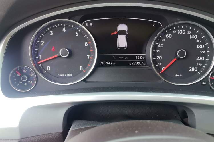 Used Volkswagen Touareg 2011 3.0 TSI High-End Version Odometer Close Up