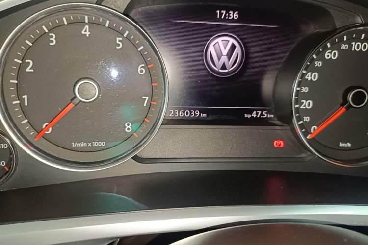 Used Volkswagen Touareg 2011 3.0 TSI Comfort Version Odometer Close Up