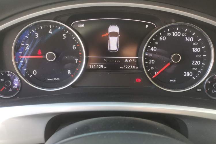 Used Volkswagen Touareg 2011 3.0 TSI Standard Version Odometer Close Up