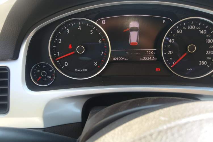 Used Volkswagen Touareg 2011 3.0 TSI Comfort Version Odometer Close Up