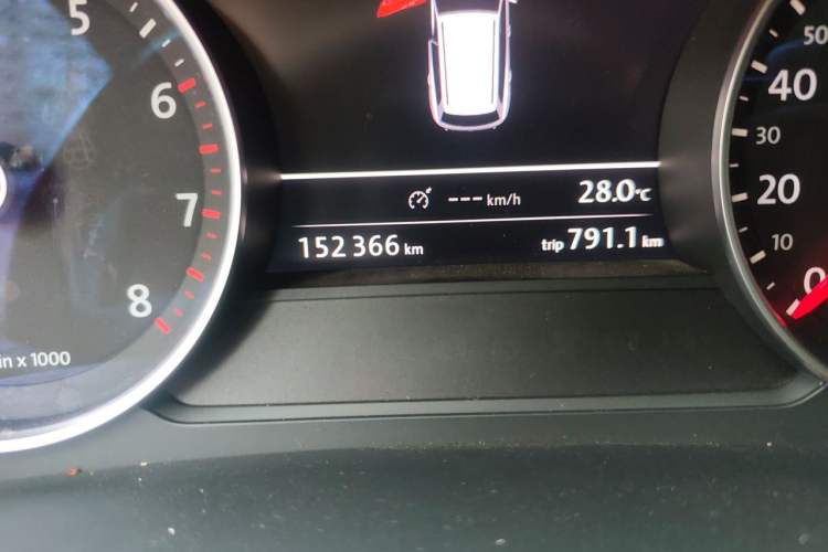 Used Volkswagen Touareg 2011 3.0 TSI High-End Version Odometer Close Up