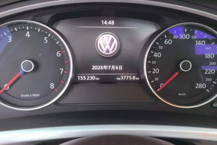Used Volkswagen Touareg 2011 3.0 TSI Comfort Version Odometer Close Up