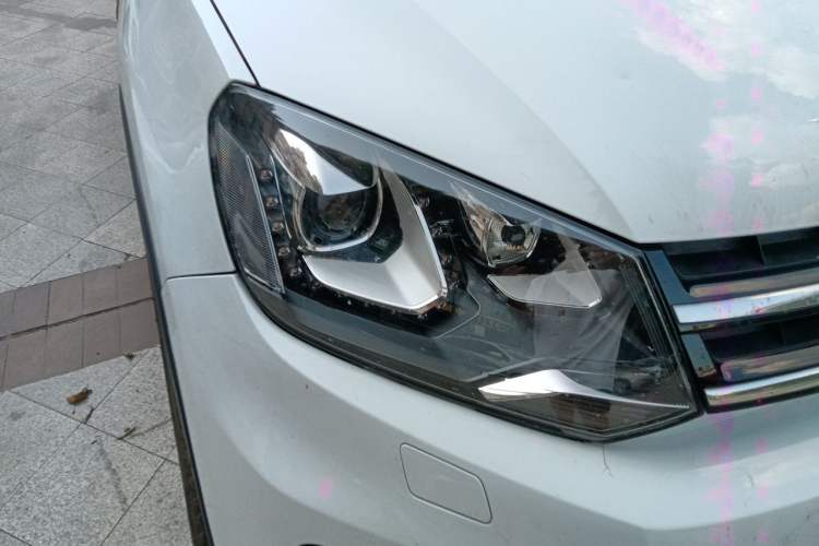 Used Volkswagen Touareg 2011 3.0 TDI Diesel Comfort Version Right Front Headlight