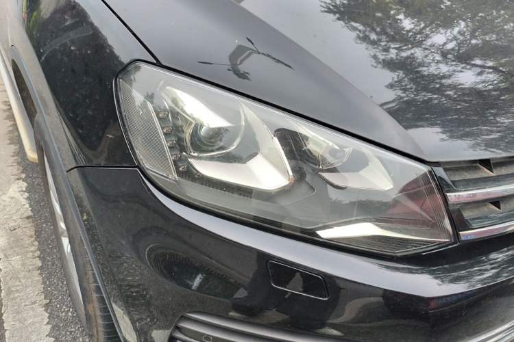 Used Volkswagen Touareg 2011 3.0 TSI High-End Version Right Front Headlight