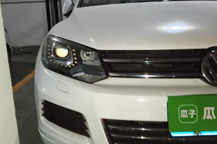 Used Volkswagen Touareg 2011 3.0 TSI Comfort Version Right Front Headlight