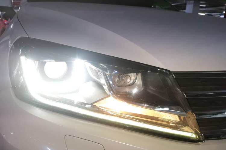 Used Volkswagen Touareg 2011 3.0 TSI Comfort Version Right Front Headlight