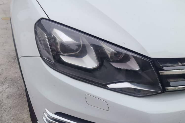 Used Volkswagen Touareg 2011 3.0 TSI High-End Version Right Front Headlight