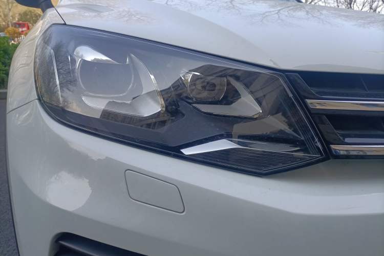 Used Volkswagen Touareg 2011 3.0 TSI Comfort Version Right Front Headlight