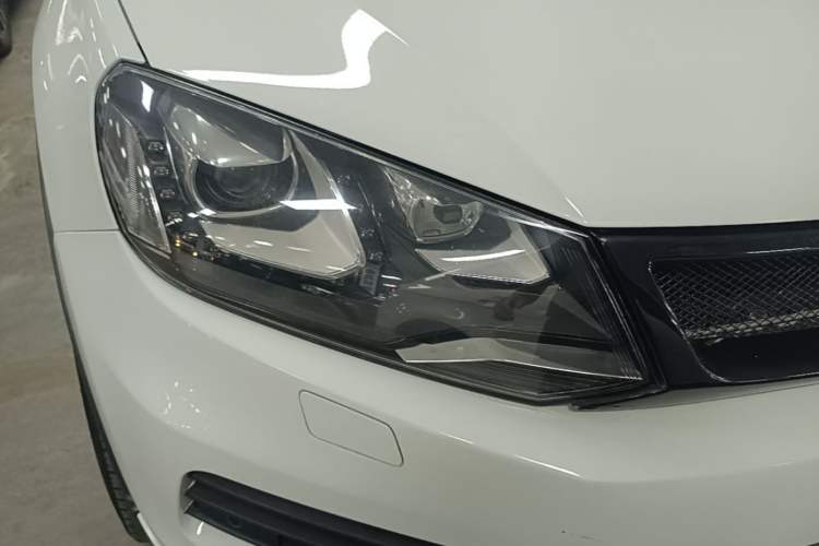 Used Volkswagen Touareg 2011 3.0 TSI Comfort Version Right Front Headlight