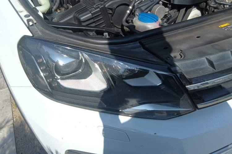 Used Volkswagen Touareg 2011 3.0 TSI Comfort Version Right Front Headlight