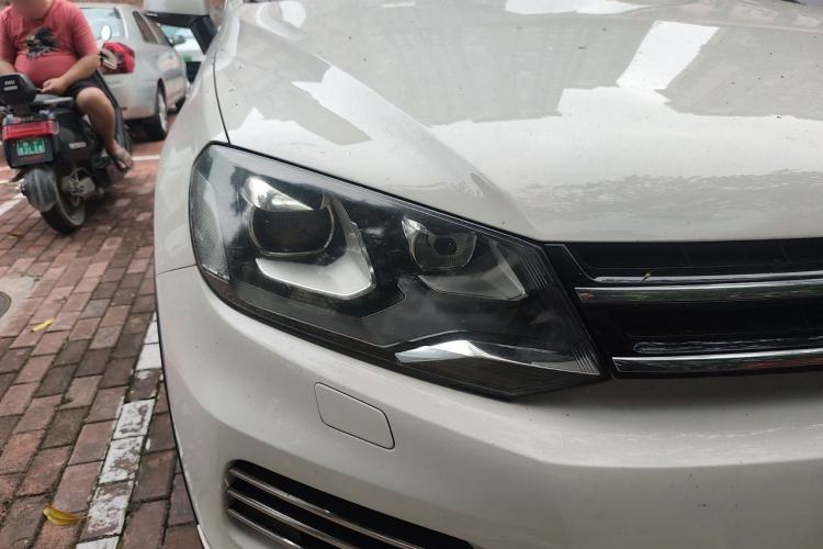 Used Volkswagen Touareg 2011 3.0 TSI High-End Version Right Front Headlight