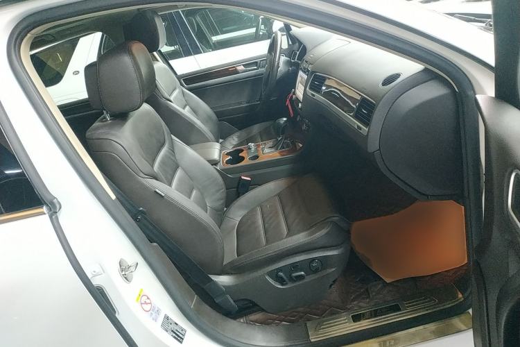 Used Volkswagen Touareg 2011 3.0 TSI Standard Version Right Front Seat