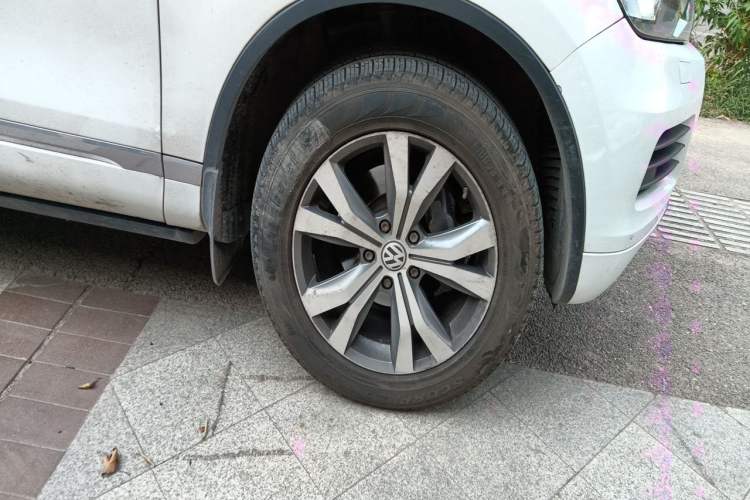 Used Volkswagen Touareg 2011 3.0 TDI Diesel Comfort Version Right Front Wheel Hub