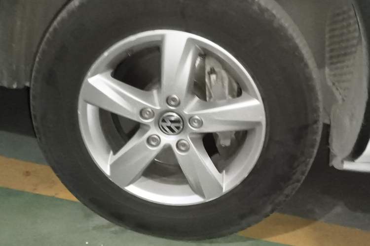 Used Volkswagen Touareg 2011 3.0 TSI Comfort Version Right Front Wheel Hub