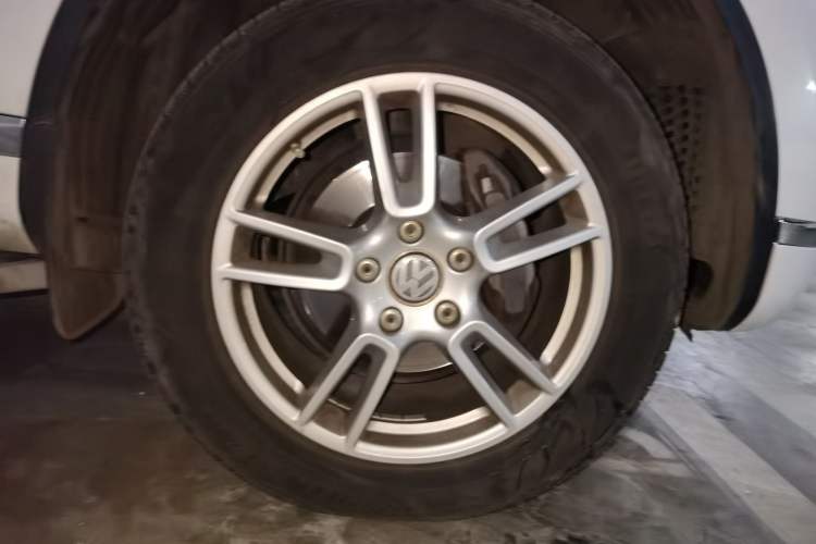 Used Volkswagen Touareg 2011 3.0 TSI Comfort Version Right Front Wheel Hub