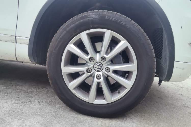 Used Volkswagen Touareg 2011 3.0 TSI High-End Version Right Front Wheel Hub