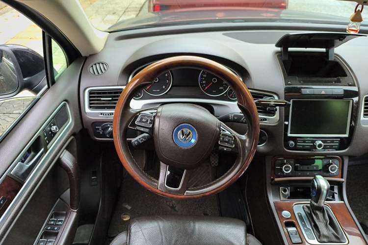 Used Volkswagen Touareg 2011 3.0 TSI High-End Version Steering Wheel