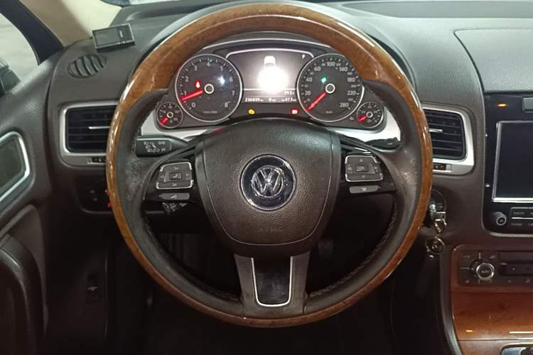 Used Volkswagen Touareg 2011 3.0 TSI Comfort Version Steering Wheel