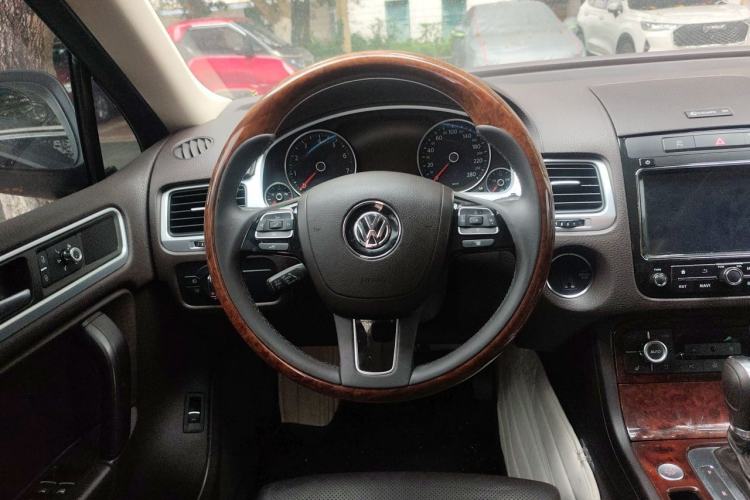 Used Volkswagen Touareg 2011 3.0 TSI High-End Version Steering Wheel