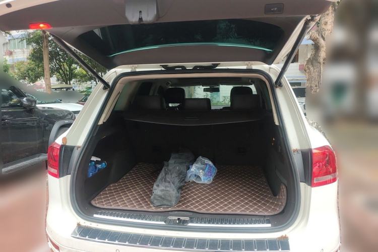 Used Volkswagen Touareg 2011 3.0 TSI High-End Version Trunk