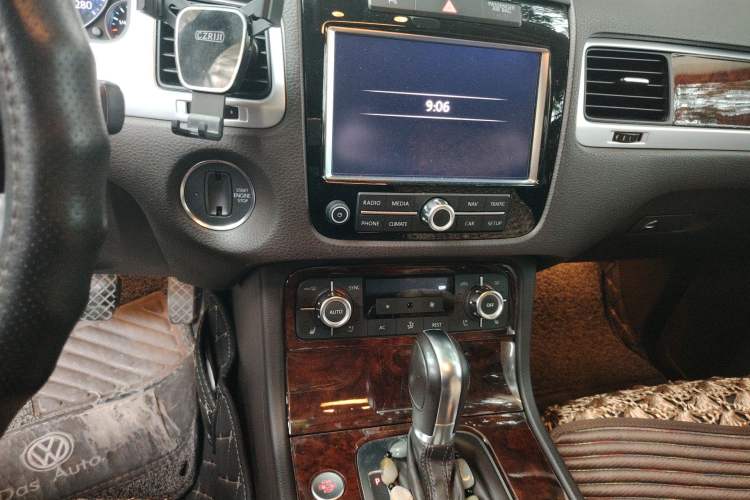 Used Volkswagen Touareg 2011 3.0 TDI Diesel High-End Model Audio And AC Panel