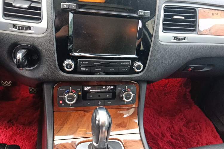 Used Volkswagen Touareg 2011 3.0 TSI Standard Version Audio And AC Panel