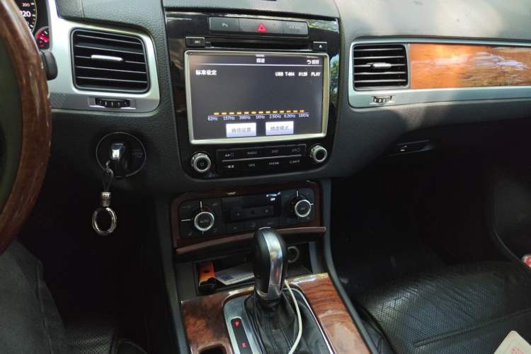 Used Volkswagen Touareg 2011 3.0 TSI Comfort Version Audio And AC Panel