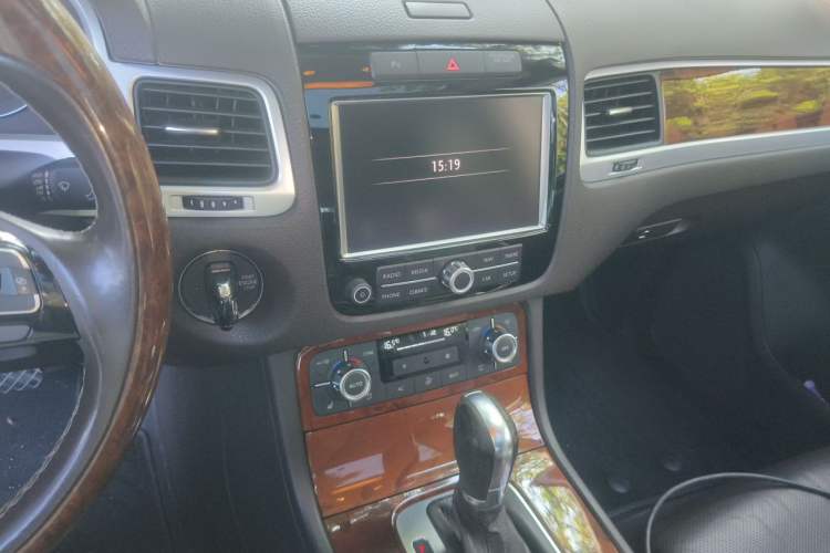 Used Volkswagen Touareg 2011 3.0 TSI Comfort Version Audio And AC Panel