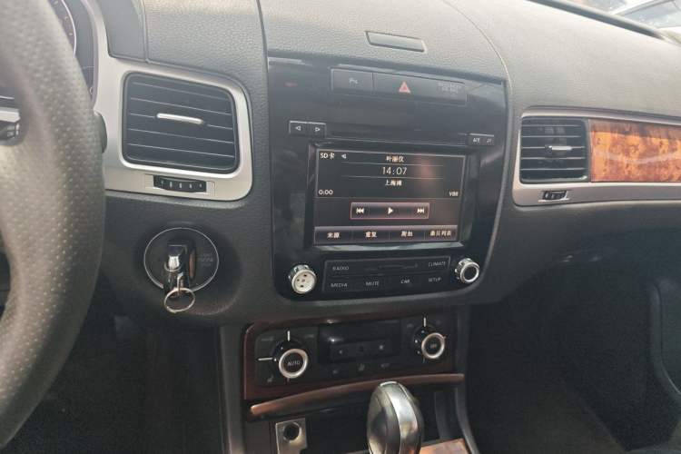 Used Volkswagen Touareg 2011 3.0 TSI Standard Version Audio And AC Panel