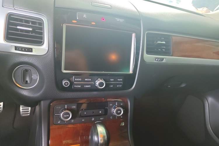 Used Volkswagen Touareg 2011 3.0 TSI Hybrid Audio And AC Panel
