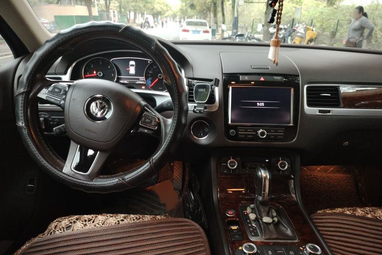Used Volkswagen Touareg 2011 3.0 TDI Diesel High-End Model Center Console