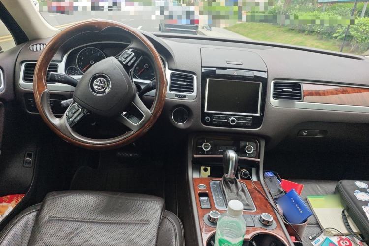Used Volkswagen Touareg 2011 3.0 TSI Comfort Version Center Console