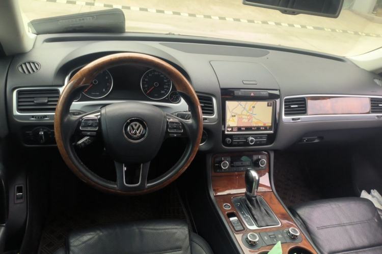 Used Volkswagen Touareg 2011 3.0 TSI Comfort Version Center Console