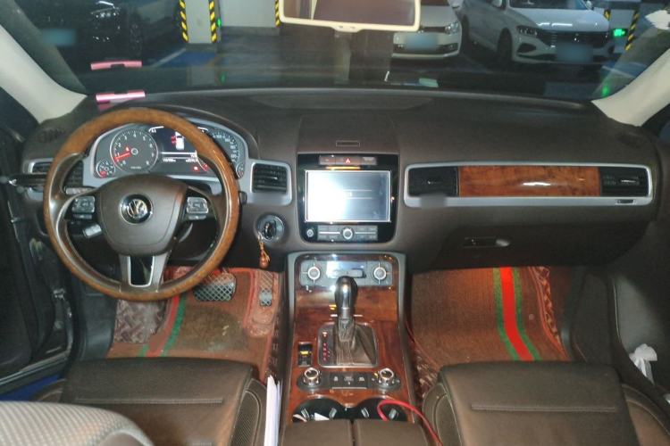 Used Volkswagen Touareg 2011 3.0 TSI Comfort Version Center Console