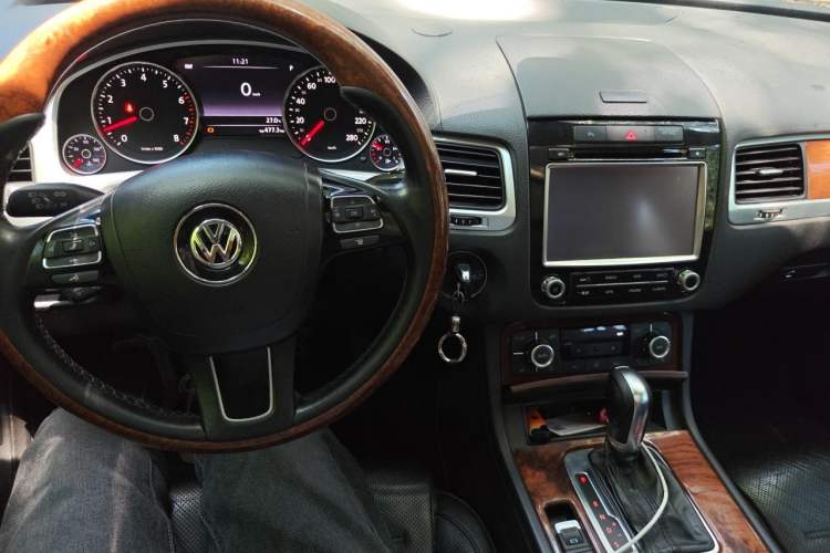 Used Volkswagen Touareg 2011 3.0 TSI Comfort Version Center Console