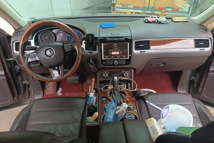 Used Volkswagen Touareg 2011 3.0 TSI Comfort Version Center Console