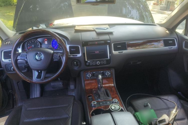 Used Volkswagen Touareg 2011 3.0 TSI Comfort Version Center Console