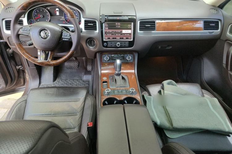 Used Volkswagen Touareg 2011 3.0 TSI Luxury Edition Center Console