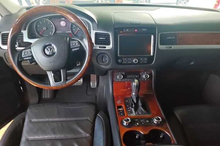 Used Volkswagen Touareg 2011 3.0 TSI Hybrid Center Console