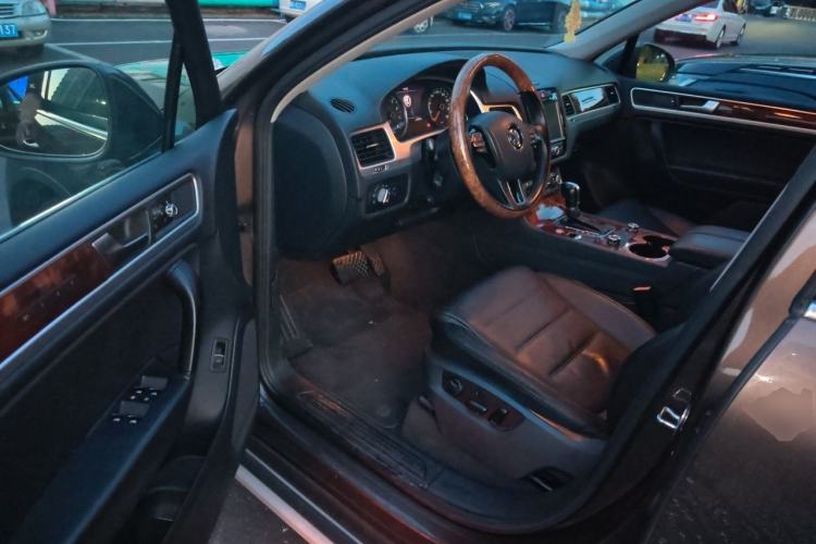 Used Volkswagen Touareg 2011 3.0 TSI High-End Version Driver Seat
