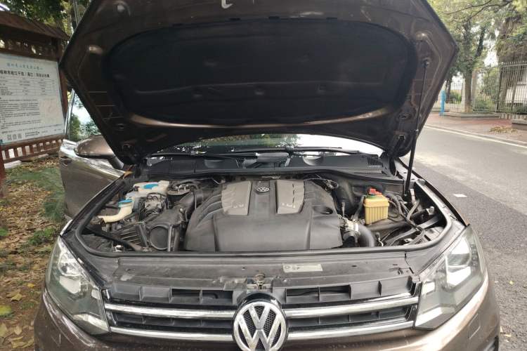 Used Volkswagen Touareg 2011 3.0 TDI Diesel High-End Model Engine Bay
